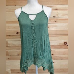 Buttons woman’s sleeveless top